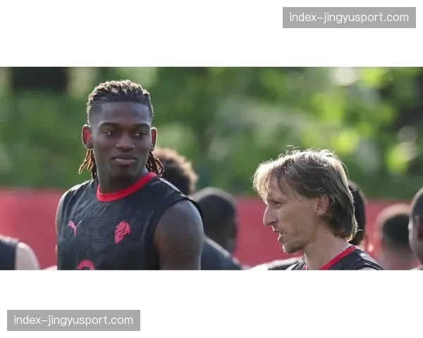 AC米兰训练开放日:莱奥单独进行恢复性训练,或缺席周末联赛